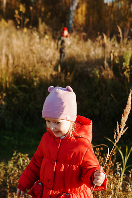 포토 JPG 해외이미지 라이프스타일 계절 행복 얼굴 어린이 컨셉 모션 자연 놀이 휴식 건강 한명 사람 야외 빨간색 컬러풀 햇빛 걷기 화목 산책 활발 기쁨 코트 아기 숲 만족 주말 10월 삼림지대 해외202309 해외포토 1 감정 컬러 생활 신체부위 태양 외투 날짜 생태계 파일형식