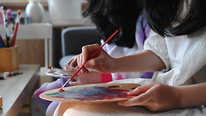 포토 JPG 해외이미지 여자 교육 어린이 교실 아이디어 미술 들기 앉기 상반신 성인 두명 옆모습 물감 붓 팔레트 책상 연필꽂이 여자만 해외202309 해외포토 뷰포인트 가구 컨셉 학교 모션 문화예술 문구용품 사람 미술도구 파일형식