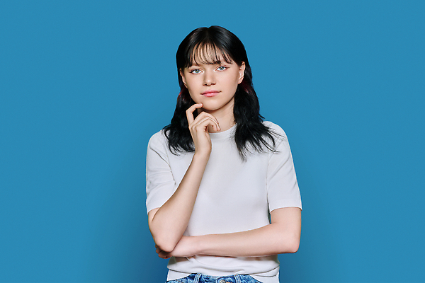 포토 JPG 해외이미지 모델 학생 라이프스타일 헤어스타일 응시 옷 여자 행복 감정 백그라운드 신체 갈색머리 실내 한명 사람 성인 10대 파란색 뷰티 유행 기쁨 표현 최고 자신감 만족 대학교 긍정 고립 배려 스타일 해외202309 해외포토 1 시선 컬러 컨셉 학교 청소년 내부 생활 파일형식