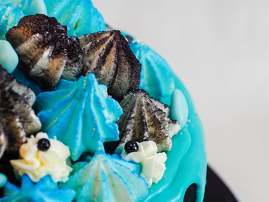 포토 JPG 해외이미지 직업 행복 음식 기념 실내 발렌타인데이 선물 이벤트 사람없음 장식 파란색 과자 케이크 요식업 얼음 검은색 낭만 젖음 소용돌이 축하 대접 생일 화려 우아함 달콤 컵케이크 계산대 뿌리기 크림 준비 만들기 꽃가루 충동구매 고립 반투명 제빵사 터키석 카피스페이스 프로스팅 버터크림 해외202309 해외포토 자연요소 기념일 감정 산업 컬러 컨셉 모션 데이이벤트 디저트 내부 쇼핑 공백 회오리 맛 보석 가루 제빵 과소비 파일형식