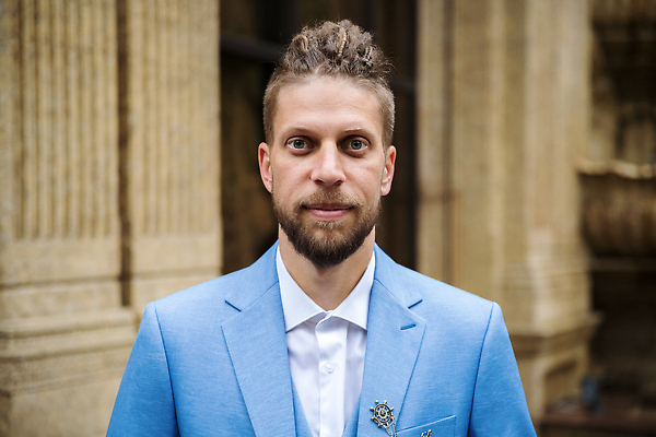 포토 JPG 해외이미지 백인 모델 1 응시 남자 행복 비즈니스 성공 수염 한명 서기 정장 20대 성인 비즈니스맨 자신감 긍정 해외202309 해외포토 서양인 시선 옷 감정 컨셉 모션 사람 청년 직장인 파일형식