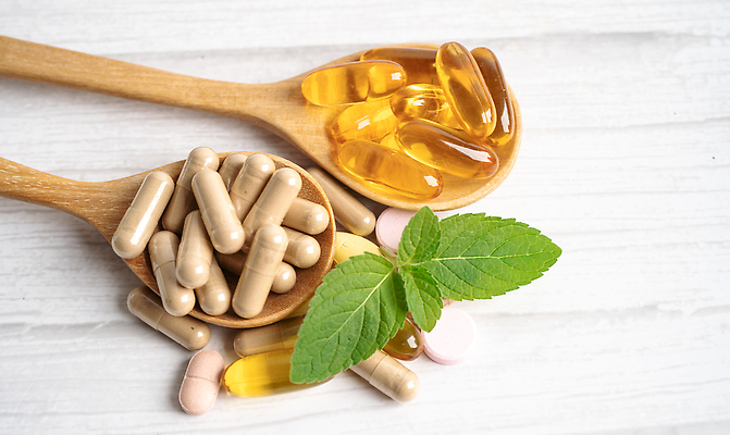 포토 JPG 해외이미지 건강 사람없음 알약 약 허브 유기농 나무배경 해외202309 해외포토 식물 웰빙 백그라운드 의학 파일형식