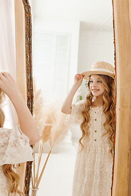 포토 JPG 해외이미지 서양인 원피스 여자 따뜻함 한명 상반신 10대 반사 흰색 잡기 커튼 밀짚모자 십대여자한명만 해외202309 해외포토 외국인 모자_잡화 1 옷 컬러 모션 청소년 사람 여자한명만 십대여자만 파일형식