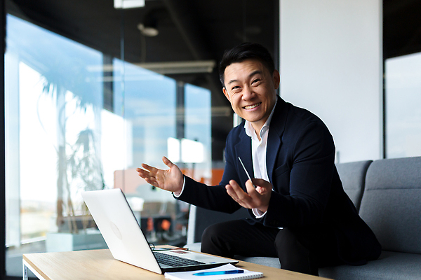 포토 JPG 해외이미지 응시 남자 한명 웃음 앉기 동양인 성인 야외 노트북 소파 반사 펜 비즈니스맨 책상 즐거움 출장 스프링노트 성인남자한명만 해외202309 해외포토 1 시선 감정 가구 의자 비즈니스 모션 표정 사람 인종 전자제품 필기구 공책 직장인 남자한명만 성인남자만 파일형식