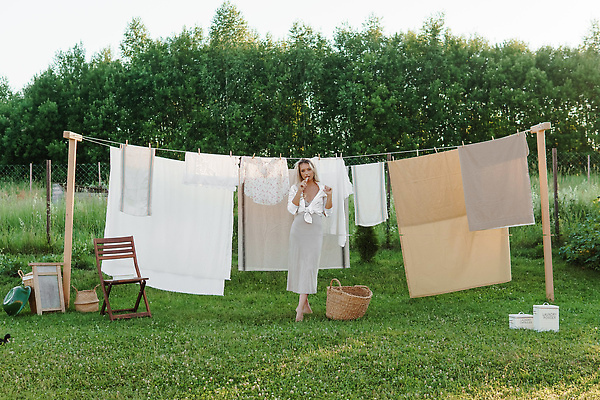 포토 JPG 해외이미지 백인 옷 여자 밧줄 줄 셔츠 가사 자연 바람 날씨 건조 매달리기 한명 사람 야외 빛 금발 바구니 마을 맑음 젖음 흰색 직물 업무 코드 빨래 빨랫줄 에코 시골집 클립 빨래집게 교외 뒤뜰 생태학 해외202309 해외포토 자연요소 서양인 1 헤어스타일 교육 컬러 상의 모션 주택 집게 환경 작업 생태계 파일형식