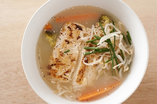 포토 JPG 해외이미지 어류 동양인 사람없음 당근 면 수프 정상 머리위 항공촬영 입가심 해외202309 해외포토 뷰포인트 뿌리채소 인종 수중동물 파일형식