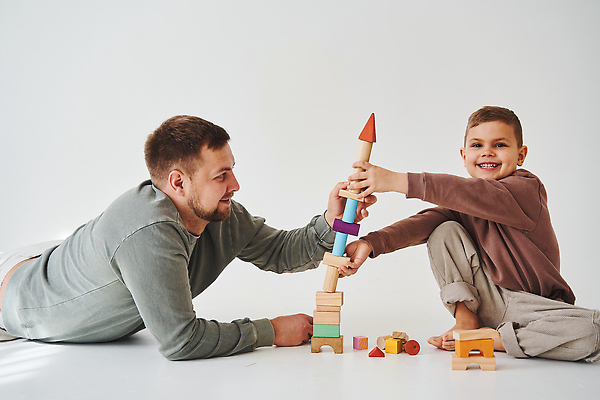 포토 JPG 해외이미지 백인 라이프스타일 남자 행복 아들 어린이 가족 놀이 벽돌 주택 함께함 창조 사랑 소년 두명 건물 컬러풀 장난감 블록 기쁨 게임 흰색 아빠 연결 큐브 세대 돌봄 해외202309 해외포토 서양인 건축물 감정 컬러 컨셉 관계 모션 사람 생활 파일형식