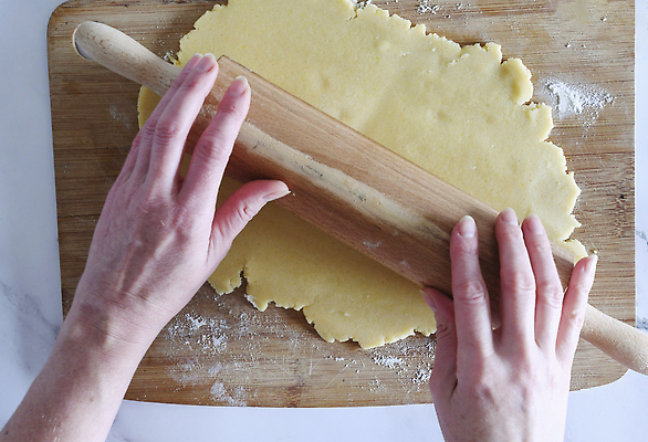포토 JPG 해외이미지 모양 전통 여자 음식 크리스마스 재료 휴가 디저트 관리 사탕 요리 사람없음 목재 쿠키 케이크 주방 빵집 신선 달콤 설탕 굽기 준비 날것 반죽 만들기 밀가루 밀대 레시피 버터 방법 페스츄리 핸드메이드 해외202309 해외포토 나무 기념일 빵 모션 주방용품 사람 상점 맛 가루 구이 파일형식