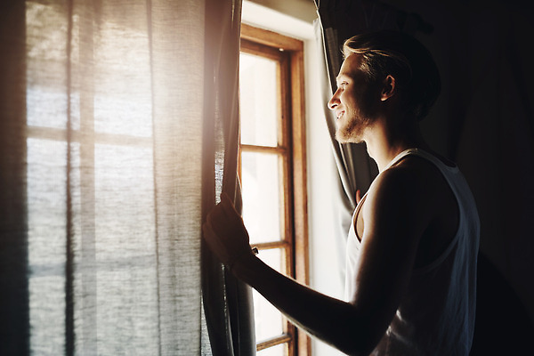 포토 JPG 해외이미지 응시 남자 행복 창문 아침 실내 한명 상반신 성인 옆모습 빛 어둠 커튼 창가 상쾌 성인남자한명만 해외202309 해외포토 주간 1 시선 감정 뷰포인트 사람 내부 남자한명만 성인남자만 파일형식