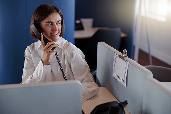 포토 JPG 해외이미지 백인 직업 라이프스타일 응시 여자 행복 인터넷 비즈니스 사업가 통신 성공 노동자 직장 한명 사람 앉기 성인 노트북 컴퓨터 사무실 뷰티 중국 흰색 업무 비즈니스우먼 자신감 종업원 책상 경영자 문서 온라인 경영 해외202309 해외포토 서양인 1 시선 감정 아시아 컬러 가구 컨셉 회사 모션 생활 전자제품 작업 직장인 리더 파일형식