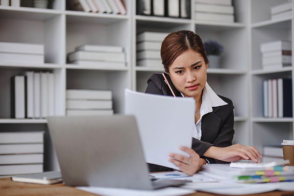 포토 JPG 해외이미지 직업 인터넷 사업가 성공 모바일 노동자 직장 한국 대화 한명 미소 사람 앉기 정장 금융 경제 노트북 스마트폰 핸드폰 사무실 일본 업무 작업 비즈니스우먼 네트워크 수술 연결 종업원 사이버 책상 경영자 텔레마케팅 부름 비서 질서 온라인 전자상거래 프리랜서 중소기업 해외202309 해외포토 1 옷 여자 아시아 가구 컨셉 회사 비즈니스 의학 모션 표정 말하기 치료 전자제품 스마트기기 예절 직장인 서비스업 리더 파일형식