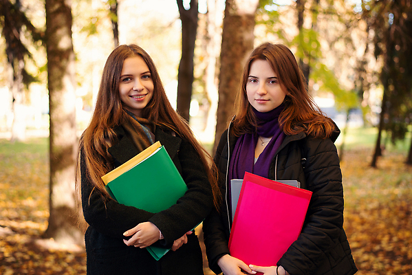포토 JPG 해외이미지 백인 학생 라이프스타일 응시 공원 여자 교육 행복 학교 휴식 서기 미소 사람 야외 두명 책 친구 학습 스터디 뷰티 우정 가을 잡기 대학교 소통 단절 해외202309 해외포토 서양인 시선 계절 공공시설 감정 컨셉 관계 모션 표정 생활 파일형식