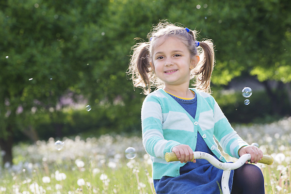 포토 JPG 해외이미지 백인 라이프스타일 공원 행복 도로 얼굴 어린이 장난 자연 놀이 건강 한명 사람 야외 초록색 뷰티 맑음 자전거 봄 유치원 기쁨 승차 순환 바이크레이서 해외202309 해외포토 서양인 1 계절 공공시설 교육 감정 길 컬러 교통시설 모션 날씨 생활 신체부위 바이크 생태계 파일형식