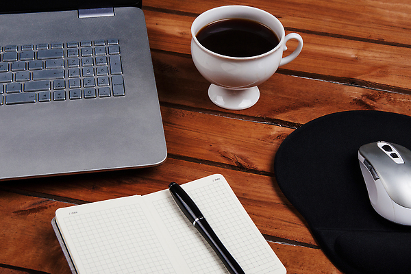 포토 JPG 해외이미지 직업 종이 커피 음료 탁자 아침 사람없음 목재 노트북 스마트폰 핸드폰 사무실 연필 펜 공책 신문 전화기 책상 문서 해외202309 해외포토 주간 나무 가구 비즈니스 재료 문구용품 학용품 간행물 전자제품 스마트기기 필기구 뉴스 파일형식