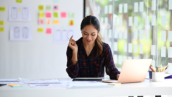 포토 JPG 해외이미지 디자인 여자 종이 비즈니스 창문 설계 한명 앉기 상반신 성인 노트북 태블릿 칠판 계획 디자이너 책상 UI 성인여자한명만 해외202309 해외포토 직업 1 가구 컨셉 모션 사람 전자제품 스마트기기 여자한명만 성인여자만 파일형식