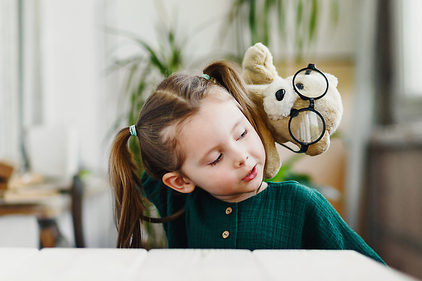 포토 JPG 해외이미지 백인 라이프스타일 응시 여자 딸 행복 안경 얼굴 어린이 곰 놀이 주택 실내 사랑 한명 사람 장난감 뷰티 방 흰색 달콤 리빙 고립 꼭두각시 해외202309 해외포토 서양인 동물 1 시선 잡화 감정 컬러 포유류 가족 내부 건물 생활 신체부위 맛 파일형식