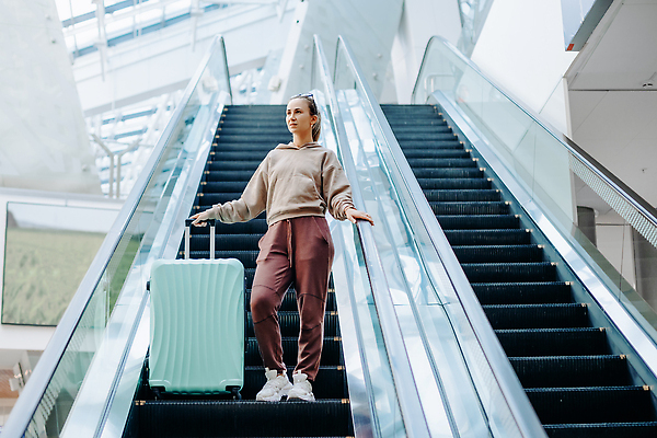 포토 JPG 해외이미지 라이프스타일 안경 여행 백그라운드 이동 컨셉 통신 교통시설 모션 휴가 바닥 건강 한명 사람 성인 내부 여행객 계단 산책 정보 도시 홀 복도 우아함 역 공항 엘리베이터 도착 항공 출퇴근 에스컬레이터 승객 지하 보험 백패커 터미널 카피스페이스 안락 해외202309 해외포토 1 잡화 교통 비즈니스 휴식 생활 공백 공간 시설 파일형식