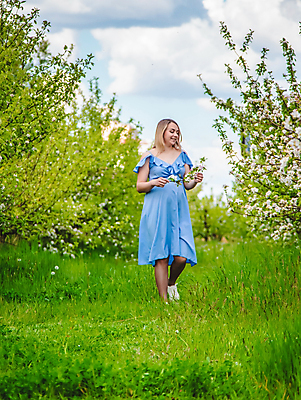 포토 JPG 해외이미지 전신 백인 여자 꽃 한명 들기 성인 앞모습 걷기 정원 산책 임산부 태교 성인여자한명만 해외202309 해외포토 서양인 식물 1 뷰포인트 모션 휴식 사람 임신 여자한명만 성인여자만 파일형식