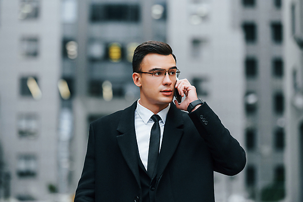포토 JPG 해외이미지 남자 안경 한명 정장 상반신 성인 앞모습 스마트폰 도시 직장인 비즈니스맨 스마트 통화 스마트워치 성인남자한명만 해외포토 직업 1 잡화 옷 뷰포인트 컨셉 비즈니스 모션 사람 핸드폰 스마트기기 웨어러블 남자한명만 성인남자만 파일형식