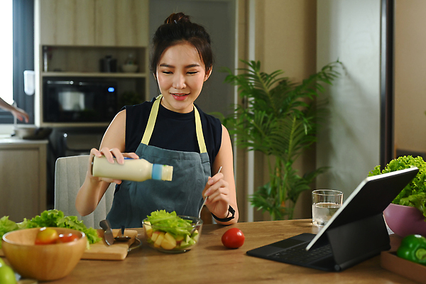 포토 JPG 해외이미지 여자 조각 채소 피망 한명 들기 동양인 상반신 성인 태블릿 앞치마 샐러드 사과 물컵 식칼 건강식 나무도마 성인여자한명만 식단관리 해외202309 해외포토 1 음식 과일 모션 주방용품 도마 사람 인종 목재 컵 전자제품 스마트기기 여자한명만 성인여자만 파일형식