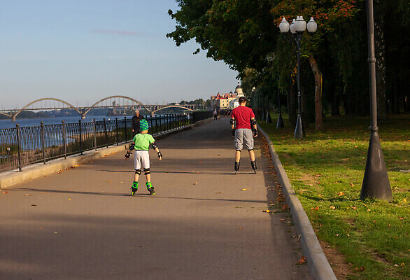 포토 JPG 해외이미지 라이프스타일 옷 공원 행복 길 아들 어린이 스포츠 포즈 컨셉 장난 가족 모션 자연 놀이 아이디어 건강 사람 소년 사람없음 야외 초록색 학습 에너지 스케이트 스케이팅 아빠 보호 아스팔트 속도 롤러 스케이터 초보 해외202309 해외포토 공공시설 교육 남자 감정 도로 스포츠용품 컬러 관계 겨울스포츠 운동선수 생활 생태계 파일형식