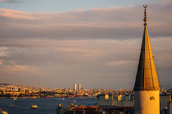 포토 JPG 해외이미지 구름 외관 유럽 아시아 도로 바다 여행 건축양식 자연 하늘 지붕 아파트 주택 이스탄불 안테나 파노라마 풍경 사람없음 야외 건물 물 파란색 도시풍경 뷰티 탑 도시 보트 역사 고급 도심 야간 모스크 지역 스카이라인 칠면조 랜드마크 보스포루스 옛날 튀르키예 해외202309 해외포토 자연요소 건축물 건축 나라 길 컬러 컨셉 배_교통 통신 교통시설 조류 촬영기법 이슬람교 생태계 파일형식