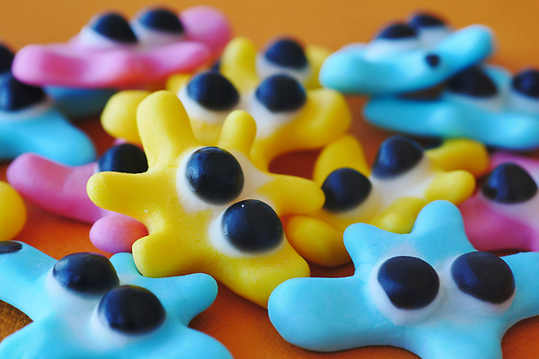 포토 JPG 해외이미지 음식 컬러 오렌지 과일 디저트 사탕 사람없음 빨간색 초록색 컬러풀 노란색 과자 축제 흰색 달콤 맛 혼합 설탕 오브젝트 회전 반죽 젤리 어려움 맛있는 해외202309 해외포토 컨셉 파일형식