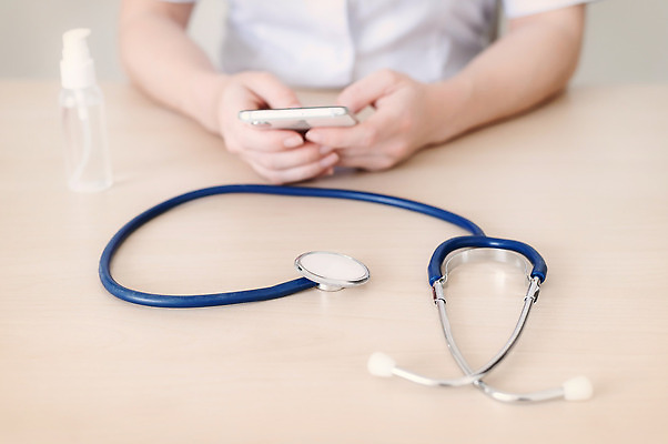 포토 JPG 해외이미지 손 여자 인터넷 통신 손가락 청진기 탁자 모바일 세포 건강 병원 대화 한명 앉기 스마트폰 핸드폰 사무실 진료 의사 코트 잡기 작업 메시지 이메일 실험실 어플리케이션 연결 책상 컨설턴트 바쁨 다이얼 단절 돌봄 채팅 셀룰러 해외202309 해외포토 1 가구 비즈니스 의학 의료기기 모션 실험 말하기 사람 신체부위 전자제품 스마트기기 외투 의료진 전문직 상담 파일형식