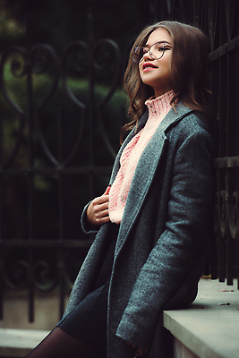 포토 JPG 해외이미지 백인 모델 라이프스타일 응시 옷 여자 행복 안경 얼굴 분홍색 포즈 가방 장신구 거리 갈색머리 건강 한명 사람 야외 치마 컬러풀 뷰티 유행 봄 산책 회색 핸드백 코트 가을 도시 우아함 스웨터 진짜 스타일 해외202309 해외포토 서양인 1 헤어스타일 시선 잡화 계절 감정 컬러 컨셉 상의 하의 휴식 생활 신체부위 외투 파일형식