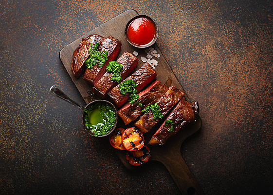 포토 JPG 해외이미지 토마토 육류 스테이크 사람없음 숟가락 신선 슬라이스 나무도마 나무배경 해외202309 해외포토 백그라운드 채소 식재료 도마 서양음식 수저 목재 파일형식