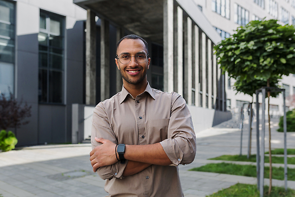 포토 JPG 해외이미지 직업 학생 응시 남자 행복 무기 셔츠 비즈니스 중동 CEO 사업가 성공 거리 한명 서기 사람 성인 야외 금융 사무실 도시 비즈니스맨 자신감 엔지니어 우아함 대표 이슬람교 인도인 종업원 경영자 리더 교차 경영 스타일 튀르키예 해외202309 해외포토 외국인 1 시선 감정 나라 아시아 종교 컨셉 상의 모션 동양인 경제 직장인 기술자 파일형식