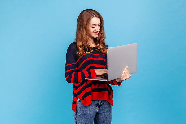 포토 JPG 해외이미지 스튜디오촬영 백인 직업 응시 여자 행복 인터넷 사업가 성공 노동자 직장 실내 한명 사람 노트북 기쁨 정보 업무 직장인 자신감 발표 작업실 스웨터 종업원 집중 명상 만족 보고서 경영자 파란배경 바쁨 긍정 온라인 타입 고립 프로그래밍 네트워킹 해외202309 해외포토 서양인 1 시선 감정 백그라운드 컨셉 상의 회사 내부 파란색 전자제품 작업 네트워크 리더 개발 파일형식