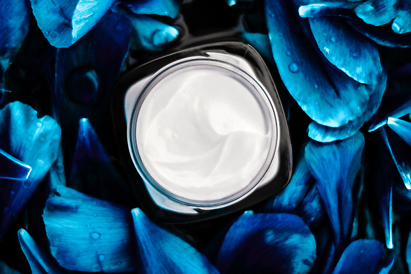 포토 JPG 해외이미지 꽃잎 사람없음 하이앵글 고급 피부관리 파란배경 스킨케어 기초화장품 수분크림 해외202309 해외포토 꽃 뷰포인트 백그라운드 컨셉 파란색 뷰티 화장품 파일형식