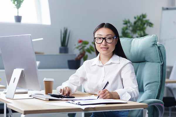 포토 JPG 해외이미지 여자 화분 안경 화초 의자 창문 한명 앉기 상반신 성인 옆모습 사무실 펜 모니터 키보드 기록 스마트 책상 서류판 테이크아웃컵 성인여자한명만 해외202309 해외포토 식물 1 잡화 뷰포인트 가구 컨셉 비즈니스 모션 사람 컵 컴퓨터 필기구 사무용품 여자한명만 성인여자만 파일형식