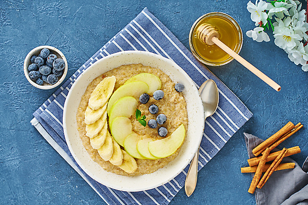 포토 JPG 해외이미지 음식 바나나 사람없음 하이앵글 숟가락 아침식사 사과 냅킨 블루베리 슬라이스 꿀 오트밀 허니디퍼 해외202309 해외포토 뷰포인트 과일 수저 식사 도구 파일형식 귀리