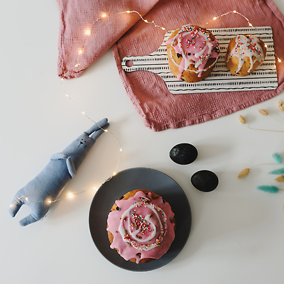 포토 JPG 해외이미지 접시 부활절 도마 사람없음 케이크 계란 달콤 토끼인형 해외202309 해외포토 식기 기념일 인형 주방용품 디저트 알 토끼 맛 파일형식