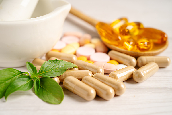 포토 JPG 해외이미지 건강 사람없음 알약 약 숟가락 허브 유기농 절구 절구방아 나무배경 해외202309 해외포토 식물 웰빙 백그라운드 의학 수저 도구 파일형식