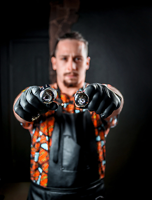 포토 JPG 해외이미지 직업 포즈 장갑 컨셉 실내 미술 한명 약 상점 표현 시원함 문신 피부 예술가 주인 방법 해외202309 해외포토 1 잡화 의학 문화예술 사람 내부 신체부위 파일형식