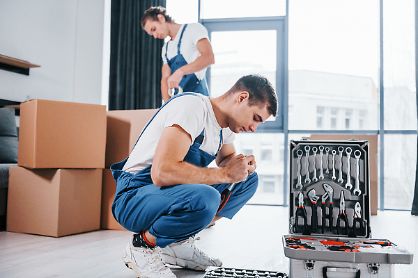 포토 JPG 해외이미지 전신 백인 남자 유니폼 실내 성인 두명 옆모습 상자 이사 공구함 멜빵바지 이삿짐 웅크림 이삿짐센터 성인남자만 해외202309 해외포토 서양인 옷 뷰포인트 바지 모션 사람 내부 공구 멜빵 남자만 성인만 파일형식