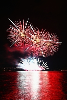 포토 JPG 해외이미지 백그라운드 밤하늘 폭죽 불꽃놀이 이벤트 사람없음 야외 빛 반짝임 축제 어둠 발광 해외202309 해외포토 모션 놀이 하늘 야간 파일형식