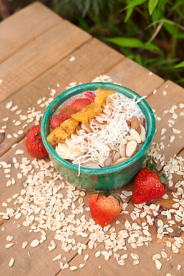 포토 JPG 해외이미지 음식 과일 딸기 건강 사람없음 사발 아침식사 블루베리 산딸기 꿀 블랙베리 요거트 내추럴 오트밀 해외202309 해외포토 유제품 식사 사기그릇 파일형식 귀리