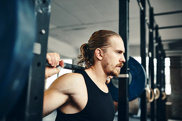포토 JPG 해외이미지 남자 근육 한명 들기 상반신 성인 옆모습 운동 헬스장 자신감 역기 성인남자한명만 해외202309 해외포토 1 감정 뷰포인트 모션 건강 사람 헬스 남자한명만 성인남자만 파일형식