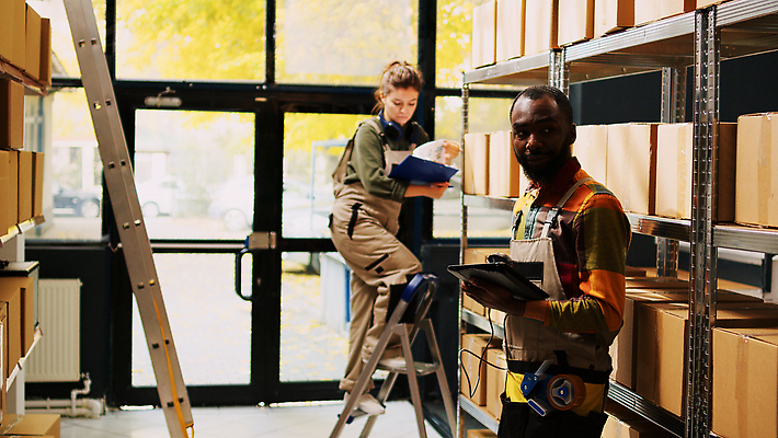 포토 JPG 해외이미지 전신 백인 여자 남자 흑인 사다리 노동자 실내 들기 상반신 성인 두명 옆모습 상자 작업 물류창고 체크리스트 성인만 해외202309 해외포토 서양인 직업 뷰포인트 모션 사람 내부 도구 창고 파일형식