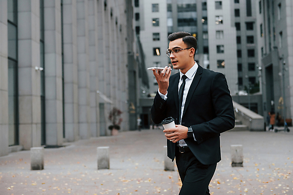 포토 JPG 해외이미지 남자 안경 한명 정장 상반신 성인 옆모습 스마트폰 도시 직장인 비즈니스맨 스마트 통화 테이크아웃컵 스마트워치 성인남자한명만 해외포토 직업 1 잡화 옷 뷰포인트 컨셉 비즈니스 모션 사람 컵 핸드폰 스마트기기 웨어러블 남자한명만 성인남자만 파일형식