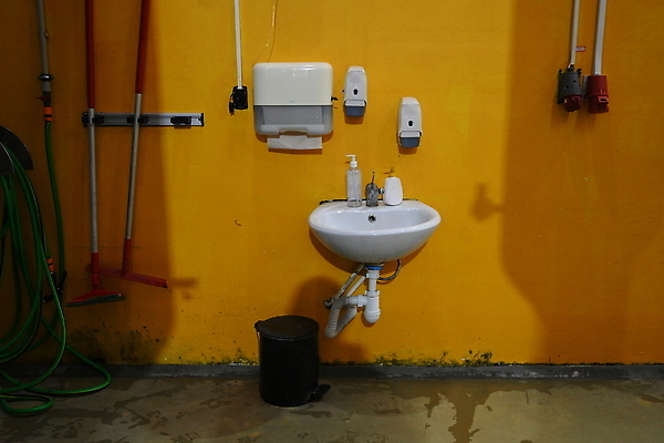 포토 JPG 해외이미지 디자인 가구 아파트 주택 수영장 실내 사람없음 내부 목재 장식 물 빛 목욕 카페 거울 방 욕실 수확 골동품 흰색 도자기 장롱 사발 고급 위생 빨래 은색 회의실 싱크대 수도꼭지 화장실 변기 대야 변기통 위생관리 철강 스타일 해외202309 해외포토 자연요소 나무 컬러 생활용품 컨셉 가사 농업 재료 관리 건물 상점 청결 사기그릇 개수대 파일형식