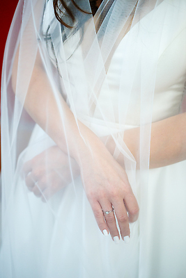 포토 JPG 해외이미지 여자 신부 웨딩드레스 결혼 결혼식 면사포 한명 상반신 성인 앞모습 축하 반지 준비 성인여자한명만 해외202309 해외포토 1 드레스 뷰포인트 컨셉 장신구 사람 이벤트 결혼소품 여자한명만 성인여자만 파일형식