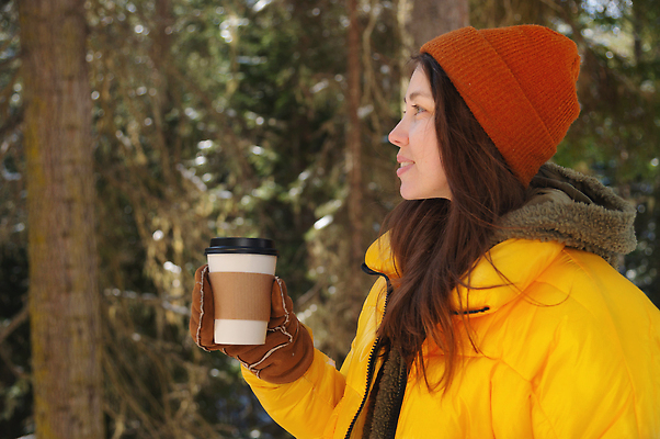 포토 JPG 해외이미지 1 라이프스타일 옷 계절 공원 여자 얼굴 커피 음료 겨울 자연 휴가 따뜻함 건강 한명 야외 컵 뷰티 얼음 추위 흰색 잡기 뜨거움 눈송이 숲 찻잔 손모아장갑 해외202309 해외포토 자연요소 식기 공공시설 컬러 장갑 모션 잔 눈_날씨 사람 생활 신체부위 생태계 파일형식