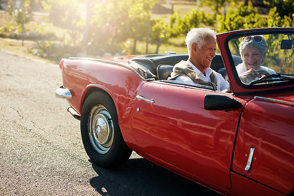 포토 JPG 해외이미지 나무 여자 노년 남자 도로 상반신 야외 두명 햇빛 노부부 드라이브 오픈카 노인만 해외202309 해외포토 식물 부부 길 교통시설 승용차 사람 성인 태양 운전 성인만 파일형식