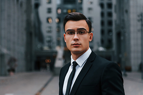 포토 JPG 해외이미지 응시 남자 안경 한명 정장 상반신 성인 건물 옆모습 도시 직장인 비즈니스맨 스마트 보케 성인남자한명만 해외포토 직업 1 건축물 시선 잡화 옷 뷰포인트 컨셉 비즈니스 사람 남자한명만 성인남자만 파일형식