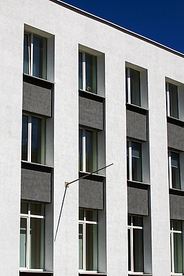 포토 JPG 해외이미지 전통 외관 유럽 도로 여행 건축양식 창문 하늘 호텔 거리 주택 3 이야기 해변 사람없음 건물 세로 파란색 사무실 흰색 도시 타운 길가 벨로루시 줄서기 해외202309 해외포토 건축물 건축 나라 길 바다 컬러 비즈니스 교통시설 모션 숙소 파일형식